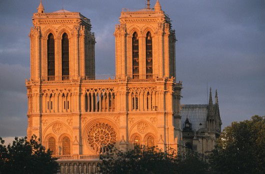 http://www.francetourism.com/pics/notredamelarge.jpg