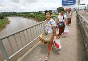 People cross the Friendship Bridge linking Myawaddy and Mae Sot. Photo: AFP