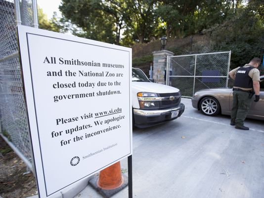 A National Zoological Park Police Officer directs visitors and workers at the National Zoo in Washington, which is closed due to the government shutdown. (Photo: Manuel Balce Ceneta AP)