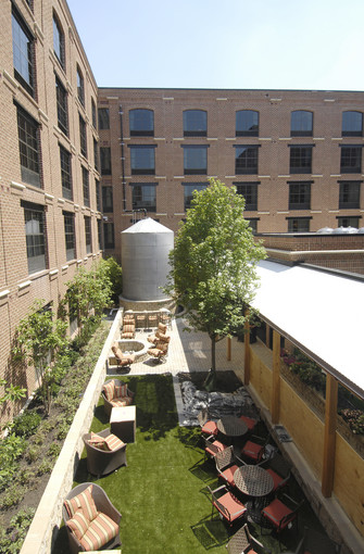 Green hotels, such as this property in Baltimore, have no advantage in drawing guests over regular hotels, a study concludes. (Jed Kirschbaum, Baltimore Sun / June 26, 2009)