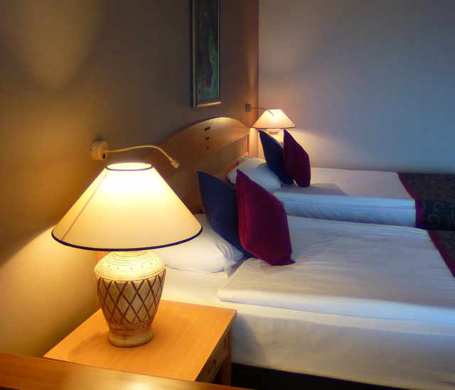 Hotel Room Beds Photo: Rainer Sturm  / pixelio.de