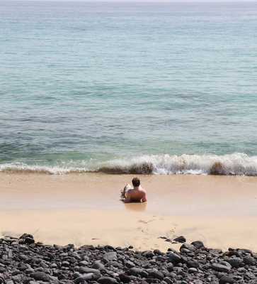 Man on the beach Photo: Julien Christ  / pixelio.de