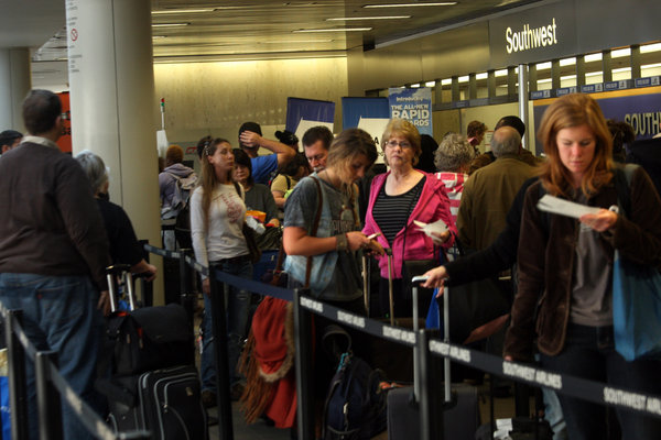 Thanksgiving travelers wait in line to check in at Los Angeles International Airport in 2011. (Genaro Molina / Los Angeles Times / November 23, 2011)