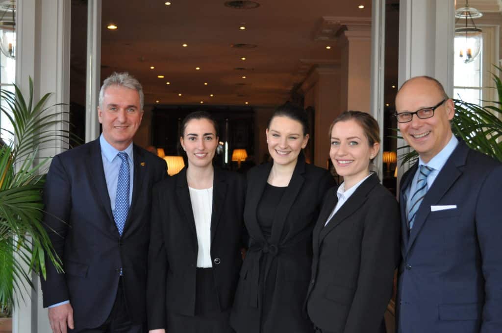 Von links: Robert Mangold, Geschäftsführender Gesellschafter Tiger & Palmen GmbH & Co.KG , Auszubildende Vanessa Thyssen, Christine-Alina Stein und Luise Schulke, Eduard M. Singer, Generaldirektor Grandhotel Hessischer Hof (Foto: Grandhotel Hessischer Hof)