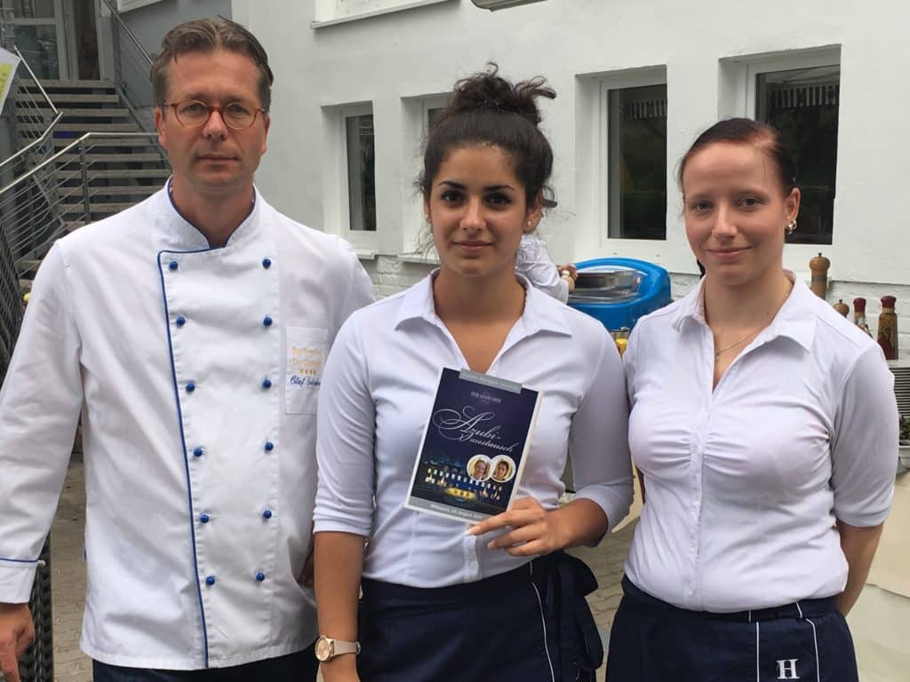 Zwei Auszubildende des Best Western Hotel Der Lindenhof in Gotha haben eine Woche lang im Best Western Hanse Hotel mitgearbeitet. V.l.n.r.: Hoteldirektor Olaf Seibicke, Elisabeth Schmidt und Madlen Koch