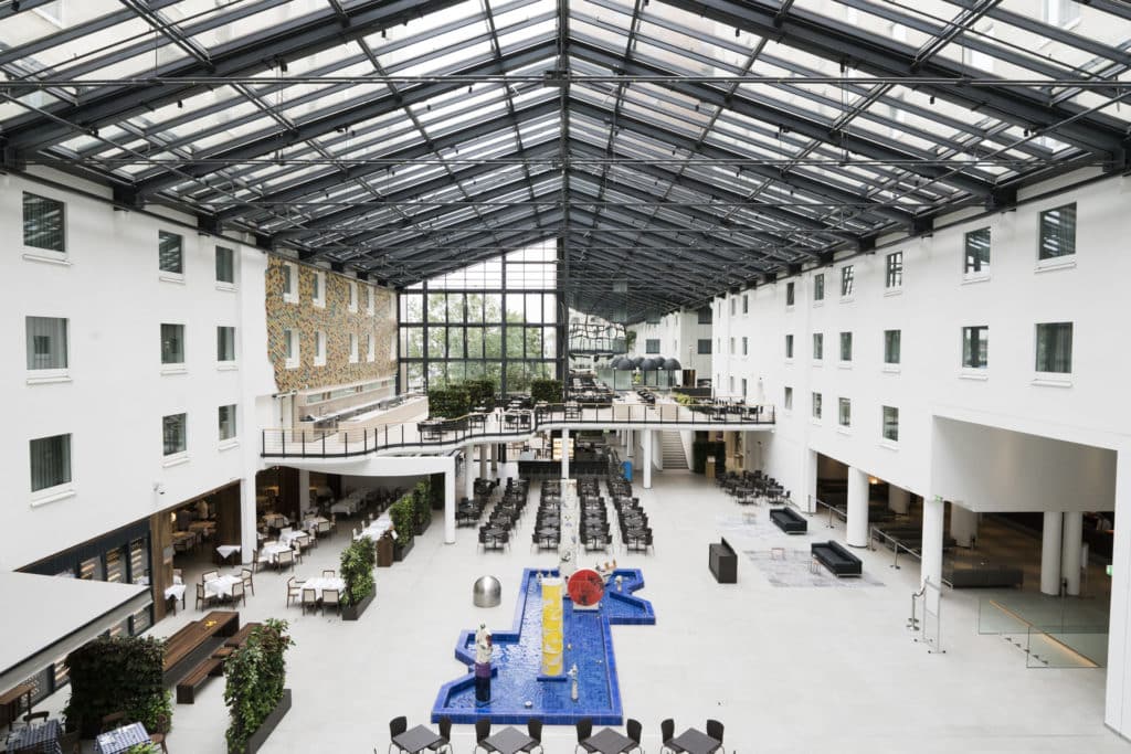 Lobby und Restaurants von Deutschlands größtem Hotel in Rekordzeit umgebaut / Das Atrium und die Restaurants von Deutschlands größtem Hotel, dem Estrel Berlin, präsentiert sich nach dem Umbau in einem zeitlos eleganten und von klaren Linien geprägten Design. Foto: Estrel Berlin/Luigi Lanzi